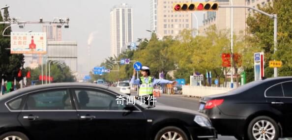 辅警执勤发现风筝线紧急喊停路人 交警立即喊停路人紧急排险