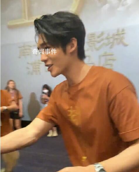 陈飞宇于适握手 各有各的养眼
