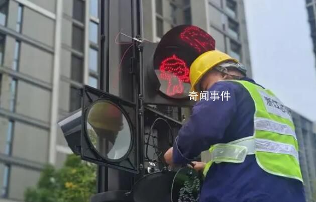 杭州红绿灯上的吉祥物换成了飞飞 杭州是懂氛围的