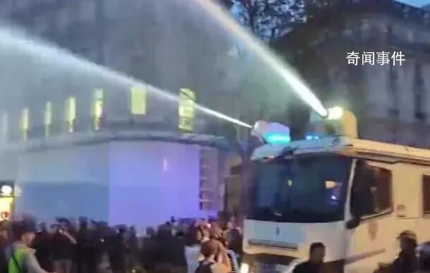 法国街头爆发大规模抗议 警方动用高压水枪