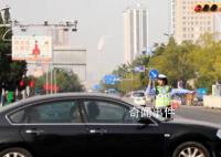 辅警执勤发现风筝线紧急喊停路人 交警立即喊停路人紧急排险