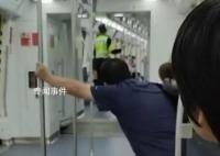 深圳地铁车厢剧烈抖动 乘客隧道撤离
