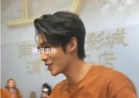 陈飞宇于适握手 各有各的养眼