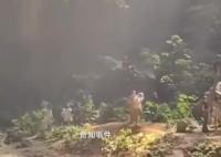 游客天坑内打排球遇丁达尔效应 悠闲惬意仿佛置身世外桃源