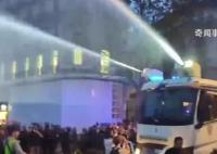 法国街头爆发大规模抗议 警方动用高压水枪