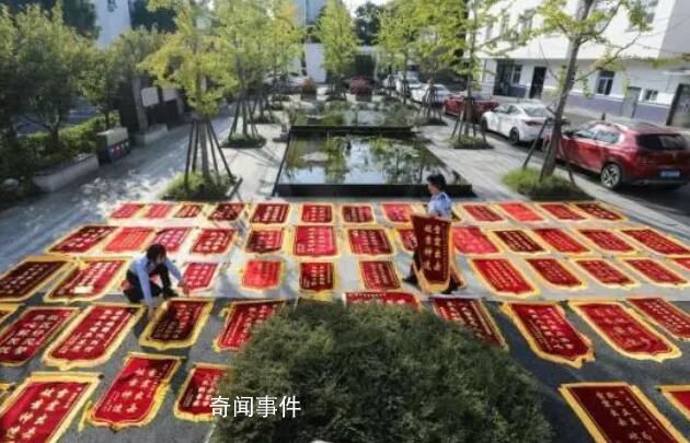 派出所俩月收50多面锦旗铺了一地