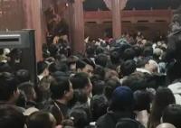 游客9块9夜爬古武当山被挤爆 临时关闭售票通道
