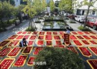 派出所俩月收50多面锦旗铺了一地