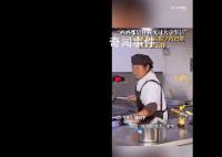 妈妈想陪女儿上大学当上食堂阿姨 网友：妈妈打菜的手不抖
