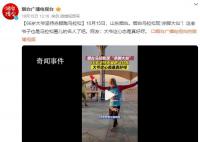 66岁大爷赤脚跑马拉松 网友：大爷这心态是真好呀
