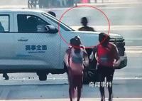 大连马拉松中国选手冲刺时被车挡住