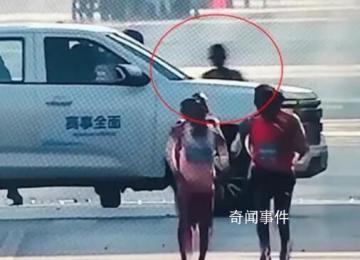 大连马拉松中国选手冲刺时被车挡住