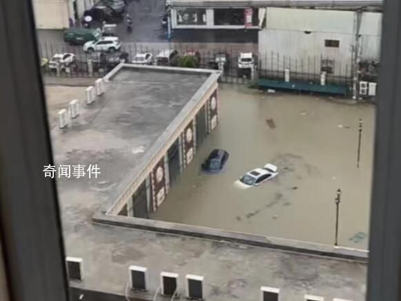 广东湛江暴雨致部分路段车泡水 市民骑电动车涉水前行