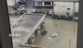 广东湛江暴雨致部分路段车泡水 市民骑电动车涉水前行