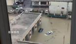 广东湛江暴雨致部分路段车泡水 市民骑电动车涉水前行