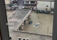 广东湛江暴雨致部分路段车泡水 市民骑电动车涉水前行