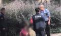 老人遛狗不牵绳被查抱狗痛哭 不愿意配合