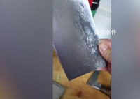 张小泉菜刀又现拍蒜断刀 引来了网友的吐槽