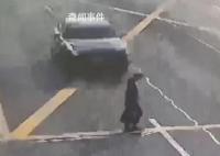 警方通报82岁行人横穿马路被撞飞 通报全文如下