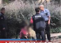 老人遛狗不牵绳被查抱狗痛哭 不愿意配合