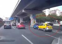 宝马与出租相撞 目击者:两车斗气