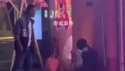 怀疑妻子出轨 男子当街踢踹女方
