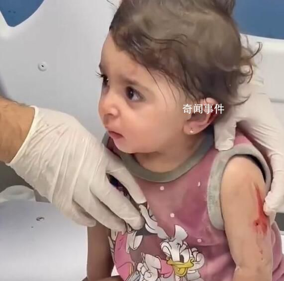 加沙幸存小女孩被吓到不会哭泣 引发了国际社会的广泛关注