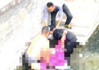 59岁白发大爷民警勇救落水者 溺水者被成功救回