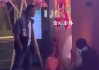 怀疑妻子出轨 男子当街踢踹女方