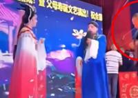 警方:两男子强抱花鼓戏女演员被拘