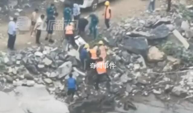 2人景区攀岩失足坠落致1死1伤
