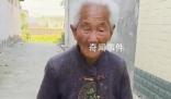 116岁老人全年穿单鞋睡觉脚露被外