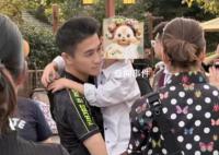 奚梦瑶一家迪士尼被偶遇 引发了网友们的热烈讨论和关注