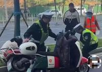 官方辟谣交警执法推倒电动车
