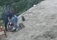 爷爷摔倒孙女找人帮忙后才敢大哭 网友：好懂事的小棉袄