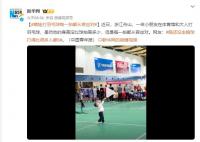 萌娃打羽毛球每一拍都从容应对 路还没走稳球打得比很多人都6