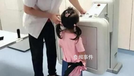 女子带娃拍胸片发现是小孩在操作 已接到投诉正在调查