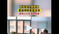 毕业生穿校服回母校悄悄看老师 老师认出后满脸惊喜
