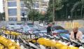 成都多名出租司机围堵共享电单车 类似事件时有发生