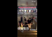 脑瘫男孩爬楼梯围观孩子齐喊加油 祝小男孩早日康复