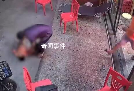 爸爸将娃举过顶玩耍没接住摔地上 目前正在等检查结果