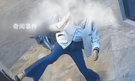 女子坐电梯用脚“按”键 引发广泛关注