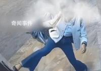 女子坐电梯用脚“按”键 引发广泛关注