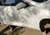 男子出门上班发现4个车轮被偷3个