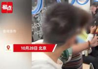 男生地铁上没让座被大妈扇耳光 引发网友的关注和非议
