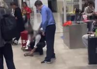 农民工车站内把禁带工具砸烂