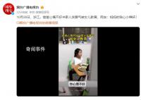 爸爸心情不好被女儿“教育” 妈妈的贴心小棉袄