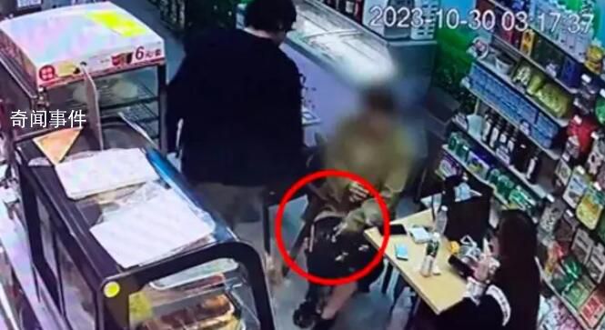 女孩在便利店突遭外籍男子泼剩饭 目前正在处理此事