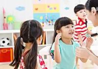 幼儿园老师磕断小孩牙齿被解聘