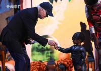 拜登过万圣节被发现手抖掉落糖果 在社交平台上引发关注